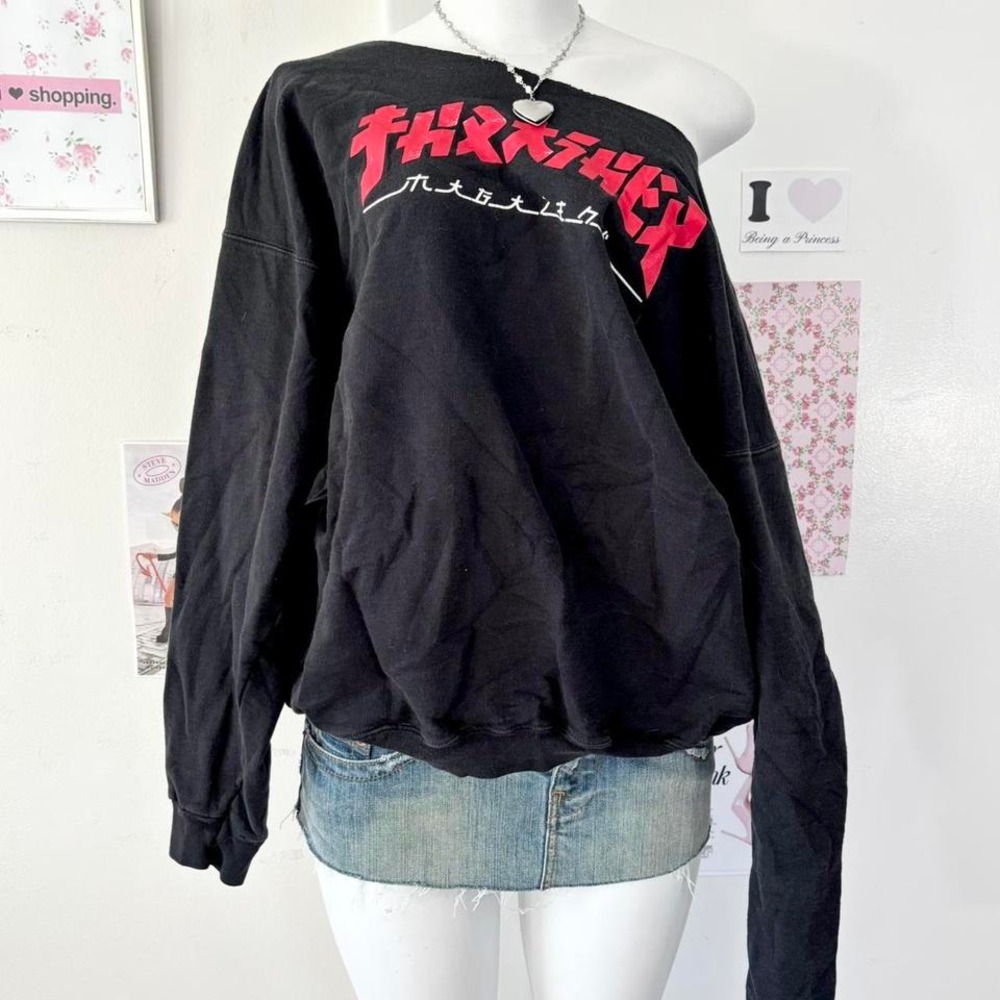 Black Graphic Off-Shoulder Sweatshirt (Sz L/XL)